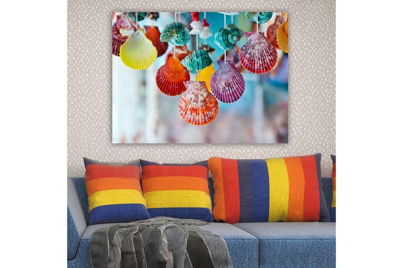 Canvastavla 70x100 cm - Färgglada snäckor hängande i en dekorativ uppsättning - Röd / Grön / Orange - Inredning - Tavlor & konst - Canvastavlor