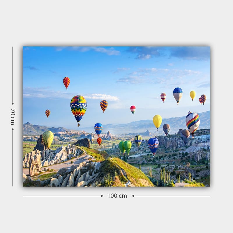 Canvastavla 70x100 cm - Färgglada varmluftsballonger sväva över en vacker landskapsscen i Cappadocia - Grön / Blå / Gul - Inredning - Tavlor & konst - Canvastavlor