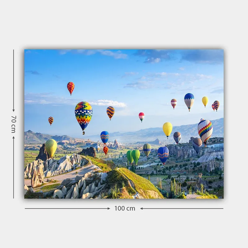 Canvastavla 70x100 cm - Färgglada varmluftsballonger sväva över en vacker landskapsscen i Cappadocia - Grön / Blå / Gul - Inredning - Tavlor & konst - Canvastavlor