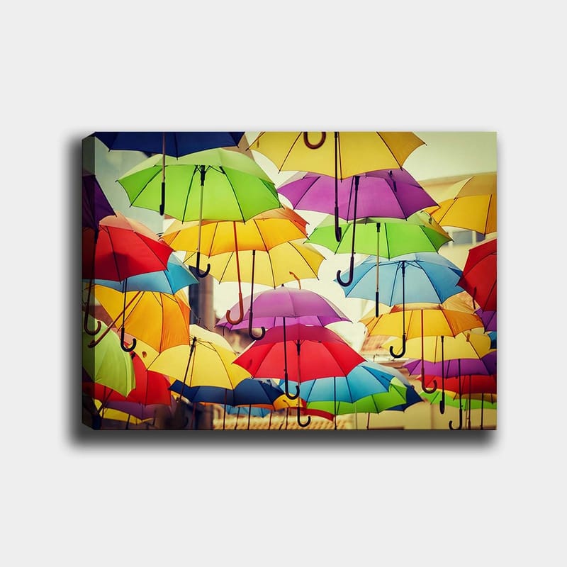 Canvastavla 70x100 cm - Färgglada paraplyer som hänger i luften skapar en livlig och lekfull atmosfär - Grön / Gul / Röd - Inredning - Tavlor & konst - Canvastavlor