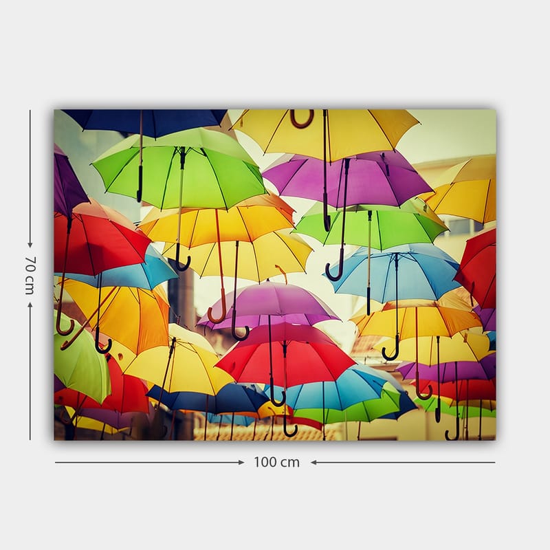 Canvastavla 70x100 cm - Färgglada paraplyer som hänger i luften skapar en livlig och lekfull atmosfär - Grön / Gul / Röd - Inredning - Tavlor & konst - Canvastavlor