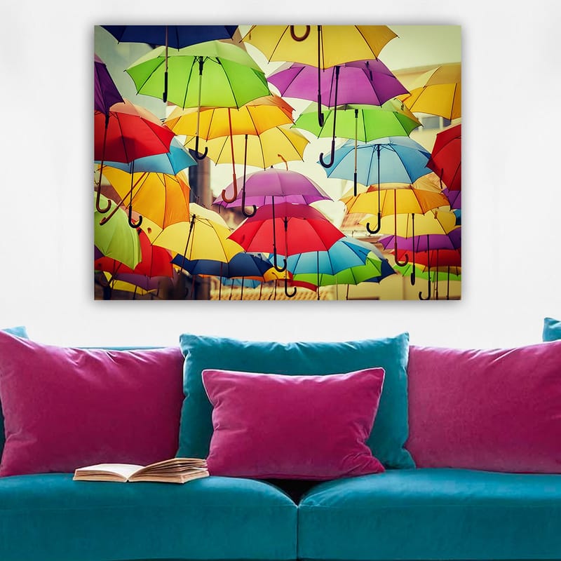 Canvastavla 70x100 cm - Färgglada paraplyer som hänger i luften skapar en livlig och lekfull atmosfär - Grön / Gul / Röd - Inredning - Tavlor & konst - Canvastavlor