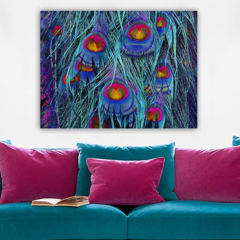 Canvastavla 70x100 cm - Färgglada påfågelfjädrar med en hypnotiserande mönstring - Turkos / Lila / Röd - Inredning - Tavlor & konst - Canvastavlor