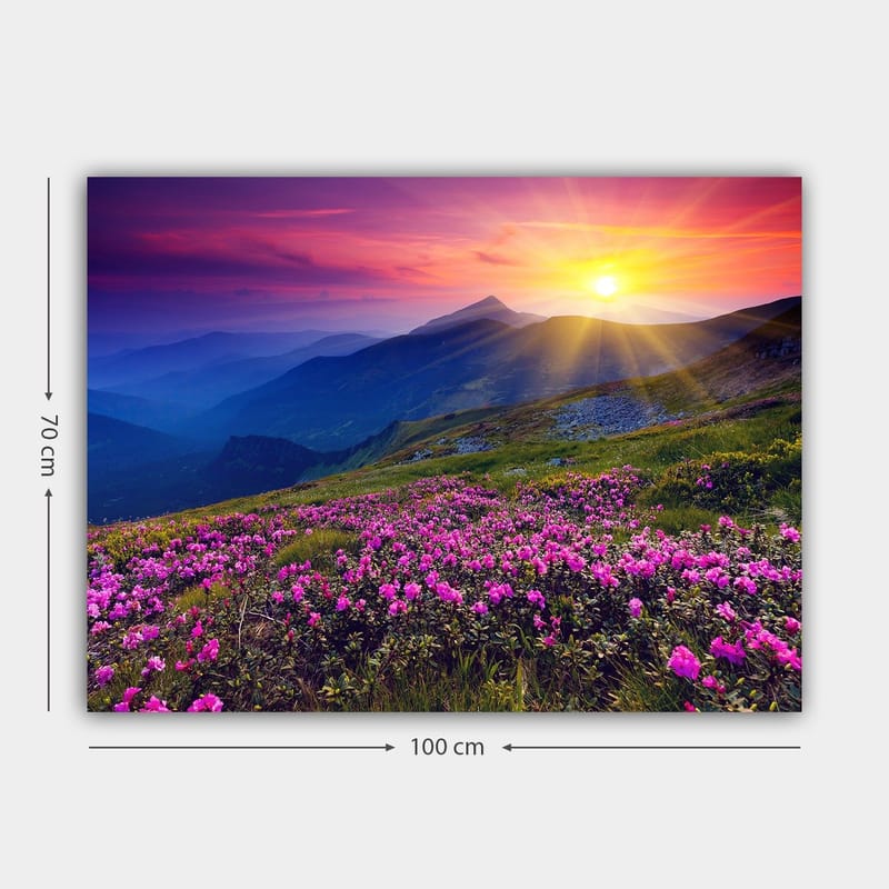 Canvastavla 70x100 cm - Färgsprakande bergslandskap med blomstrande rosa blommor i förgrunden och en soluppgång i bakgrunden - Rosa / Lila / Guld - Inredning - Tavlor & konst - Canvastavlor