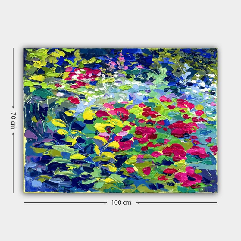 Canvastavla 70x100 cm - Färgsprakande blommig trädgård med röda och rosa blommor som dominerar motivet - Grön / Röd / Blå - Inredning - Tavlor & konst - Canvastavlor