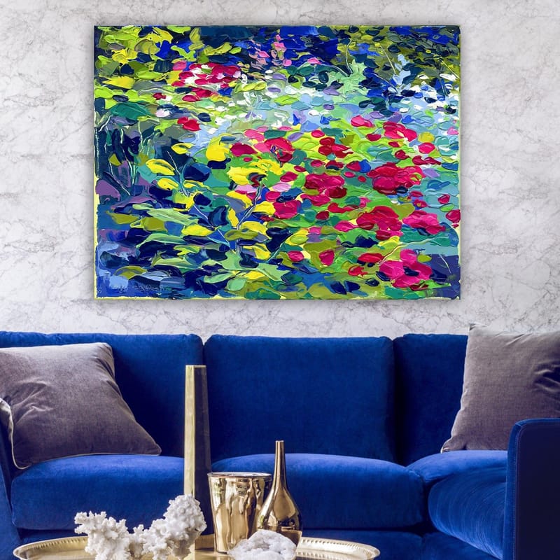 Canvastavla 70x100 cm - Färgsprakande blommig trädgård med röda och rosa blommor som dominerar motivet - Grön / Röd / Blå - Inredning - Tavlor & konst - Canvastavlor