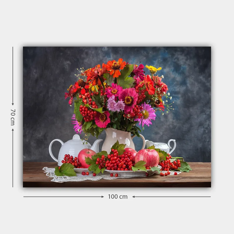 Canvastavla 70x100 cm - Färgsprakande bukett med blommor i en vit kruka, omgiven av äpplen och bär - Röd / Grön / Rosa - Inredning - Tavlor & konst - Canvastavlor
