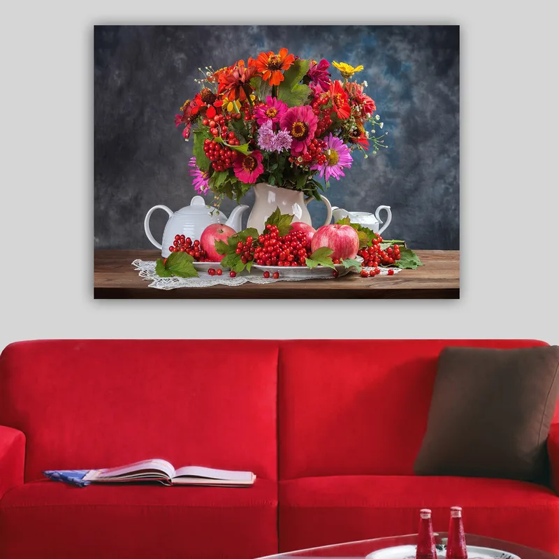Canvastavla 70x100 cm - Färgsprakande bukett med blommor i en vit kruka, omgiven av äpplen och bär - Röd / Grön / Rosa - Inredning - Tavlor & konst - Canvastavlor