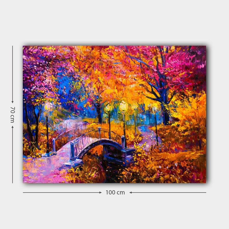 Canvastavla 70x100 cm - Färgsprakande höstscen med en bro som sträcker sig över en stilla vattenyta, omgiven av träd i varma höstfärger - Orange / Lila / Gult - Inredning - Tavlor & konst - Canvastavlor