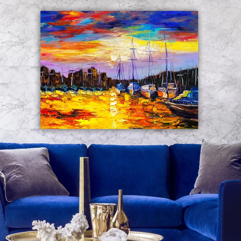 Canvastavla 70x100 cm - Färgstark hamnscen med segelbåtar som reflekteras i vattnet under en solnedgång - Guld / Blå / Orange - Inredning - Tavlor & konst - Canvastavlor