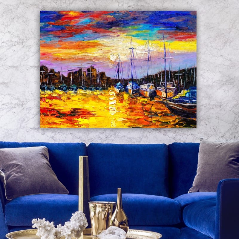 Canvastavla 70x100 cm - Färgstark hamnscen med segelbåtar som reflekteras i vattnet under en solnedgång - Guld / Blå / Orange - Inredning - Tavlor & konst - Canvastavlor
