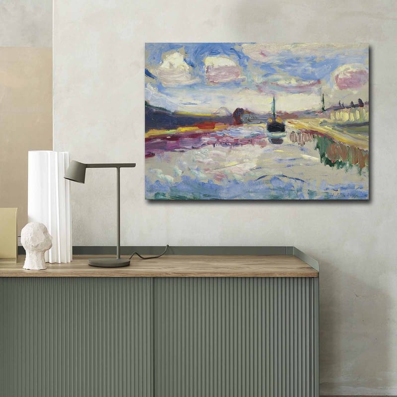 Canvastavla 70x100 cm - Färgstark landskapsmålning med en båt som glider fram över en spegelblanka vattenyta under en dramatisk himmel - Blå / Vit / Grön - Inredning - Tavlor & konst - Canvastavlor