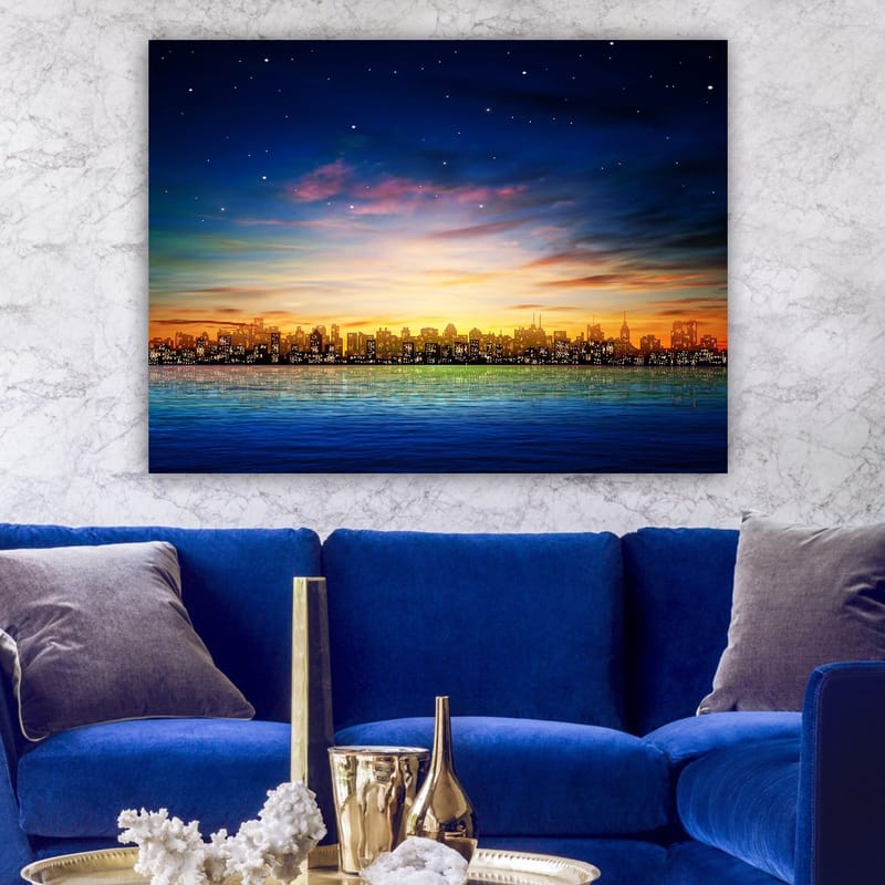 Canvastavla 70x100 cm - Färgstark stadsutsikt vid solnedgång med reflektioner i vattnet - Mörkblå / Orange / Ljusgrön - Inredning - Tavlor & konst - Canvastavlor