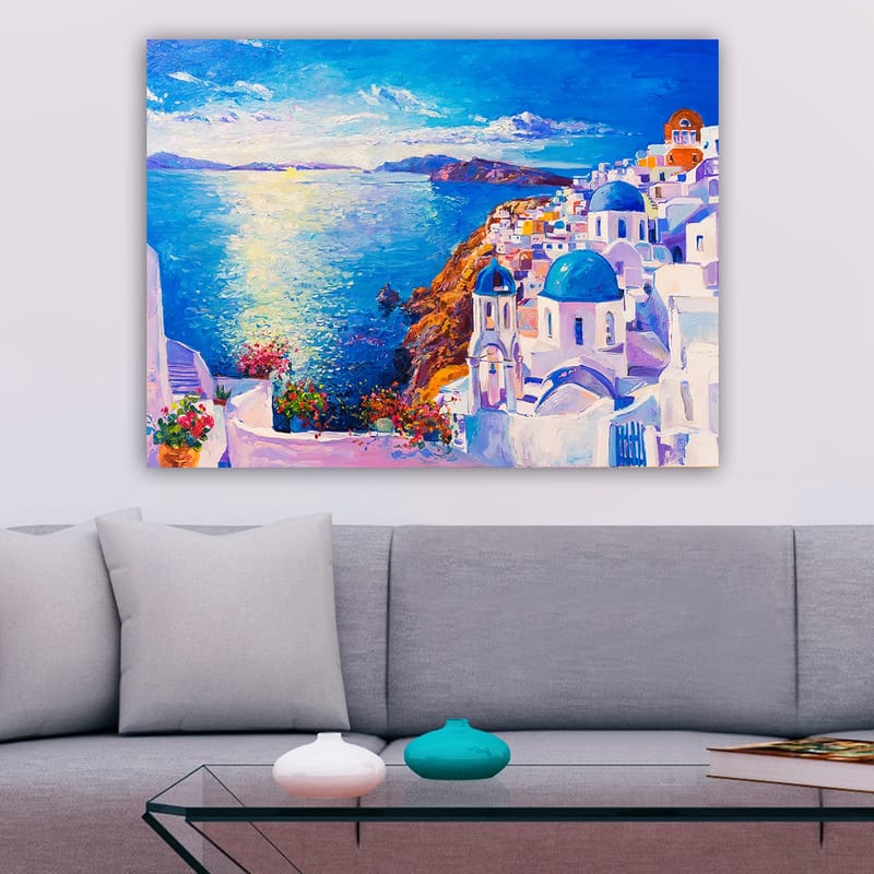 Canvastavla 70x100 cm - Färgstark vy över en grekisk kuststad med vita byggnader och blå kupoler som sträcker sig mot havet - Blå / Vit / Orange - Inredning - Tavlor & konst - Canvastavlor
