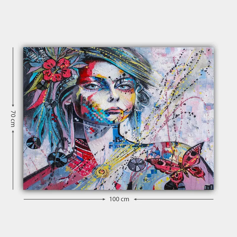 Canvastavla 70x100 cm - Färgstark porträtt av en kvinna med blommor och en fjäril som accentuerar hennes ansikte - Rosa / Blå / Gul - Inredning - Tavlor & konst - Canvastavlor