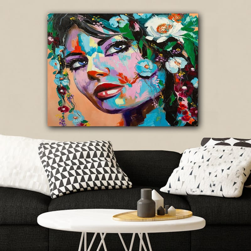 Canvastavla 70x100 cm - Färgstark porträttmålning av en kvinna med blommor i håret - Blå / Röd / Grön - Inredning - Tavlor & konst - Canvastavlor