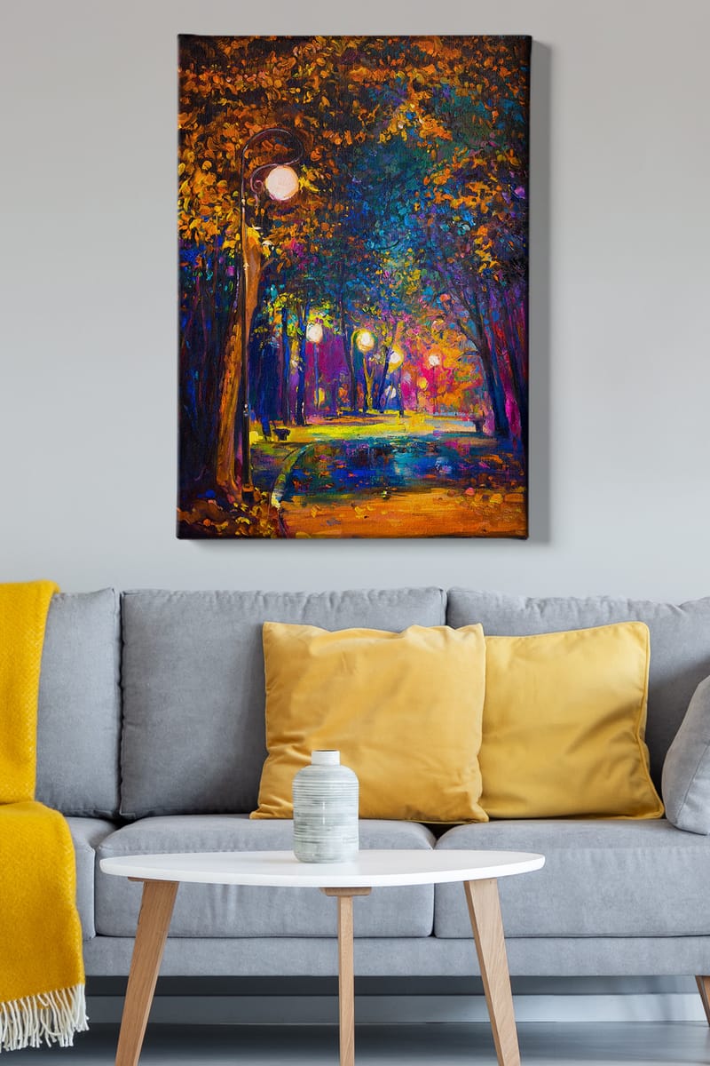 Canvastavla 70x100 cm - Färgstark park med gatulampor som lyser upp en promenadväg omgiven av träd i höstfärger - Mörkblå / Orange / Lila - Inredning - Tavlor & konst - Canvastavlor