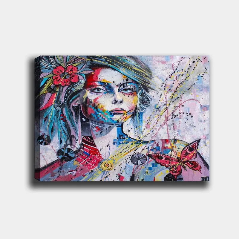 Canvastavla 70x100 cm - Färgstark porträtt av en kvinna med blommor och en fjäril som accentuerar hennes ansikte, Rosa / Blå / Gul