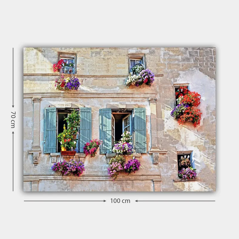 Canvastavla 70x100 cm - Fönster med blomsterarrangemang på en gammal byggnad - Lila / Grön / Röd - Inredning - Tavlor & konst - Canvastavlor