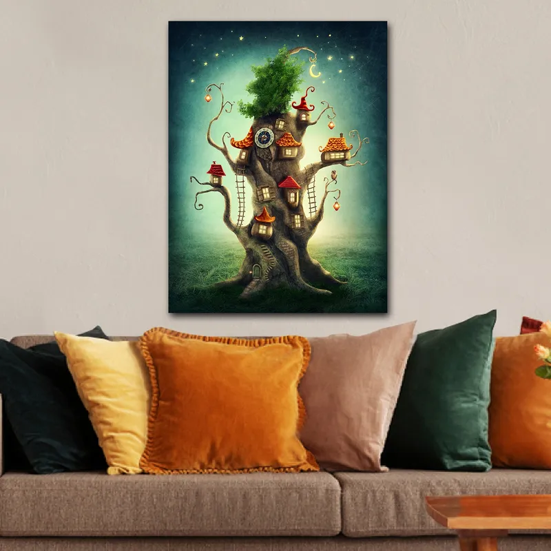 Canvastavla 70x100 cm - Fantasifull trädtavla med små hus och en grönskande krona - Brun / Grön / Röd - Inredning - Tavlor & konst - Canvastavlor