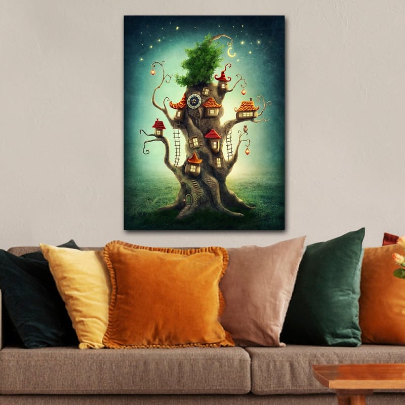 Canvastavla 70x100 cm - Fantasifull trädtavla med små hus och en grönskande krona - Brun / Grön / Röd - Inredning - Tavlor & konst - Canvastavlor
