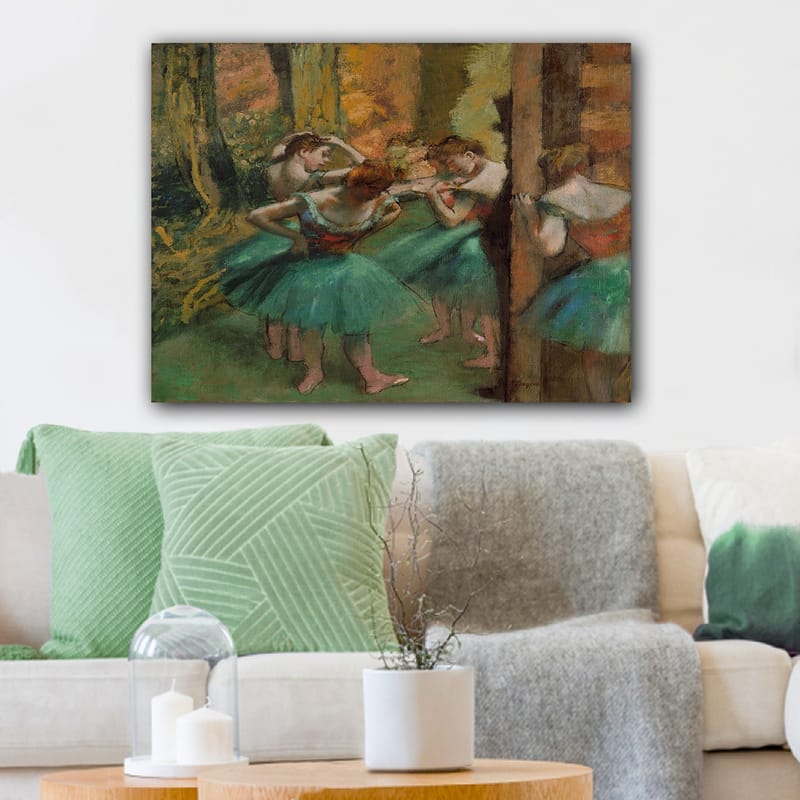 Canvastavla 70x100 cm - Fem balettdansöser i färgglada tutus förbereder sig inför en föreställning - Grön / Orange / Röd - Inredning - Tavlor & konst - Canvastavlor