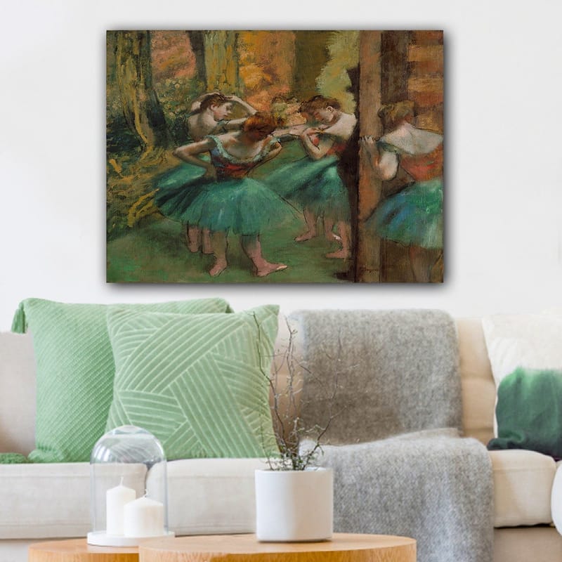 Canvastavla 70x100 cm - Fem balettdansöser i färgglada tutus förbereder sig inför en föreställning - Grön / Orange / Röd - Inredning - Tavlor & konst - Canvastavlor