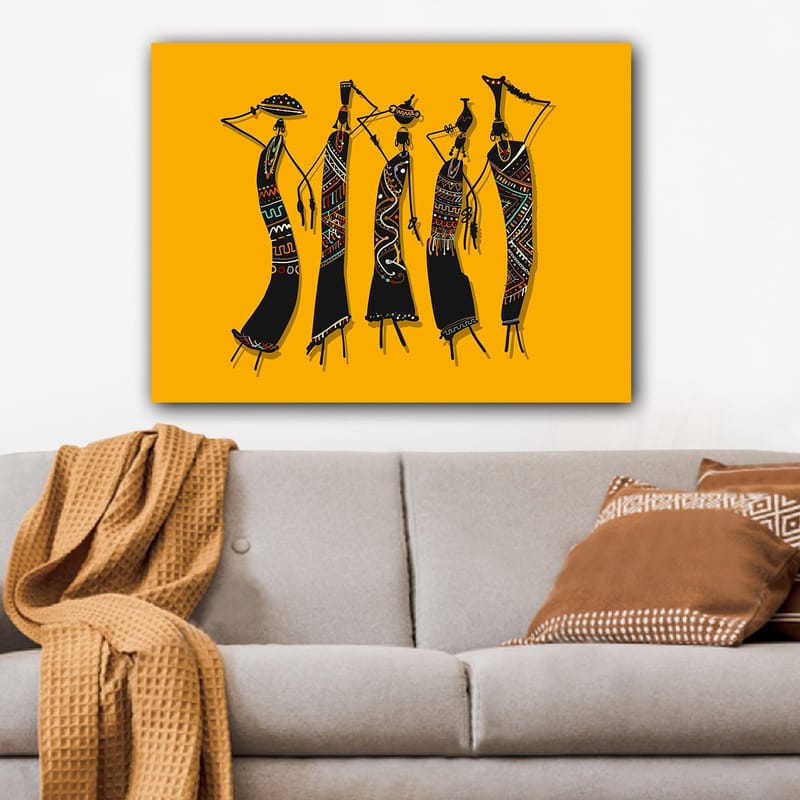 Canvastavla 70x100 cm - Fem stiliserade kvinnor i traditionella kläder som bär föremål på huvudet - Svart / Gul / Röd - Inredning - Tavlor & konst - Canvastavlor