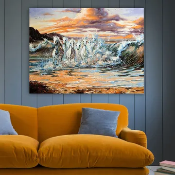 Canvastavla 70x100 cm - Fem vita hästar som galopperar genom vågorna vid solnedgången - Vit / Blå / Orange - Inredning - Tavlor & konst - Canvastavlor
