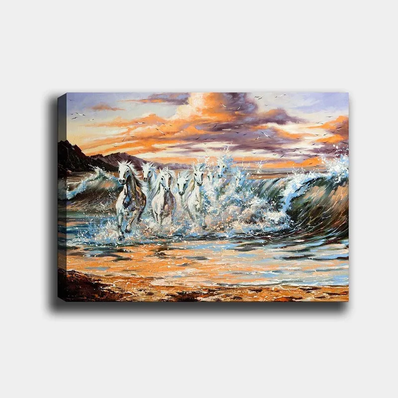 Canvastavla 70x100 cm - Fem vita hästar som galopperar genom vågorna vid solnedgången - Vit / Blå / Orange - Inredning - Tavlor & konst - Canvastavlor