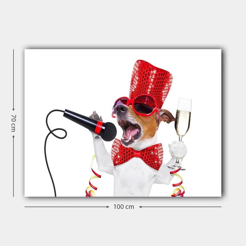 Canvastavla 70x100 cm - Festlig hund som sjunger i mikrofon och håller ett champagneglas - Röd / Vit / Svart - Inredning - Tavlor & konst - Canvastavlor