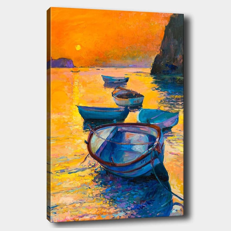 Canvastavla 70x100 cm - Flera båtar som flyter på en glittrande yta i solnedgångens varma färger, Orange / Blå / Guld