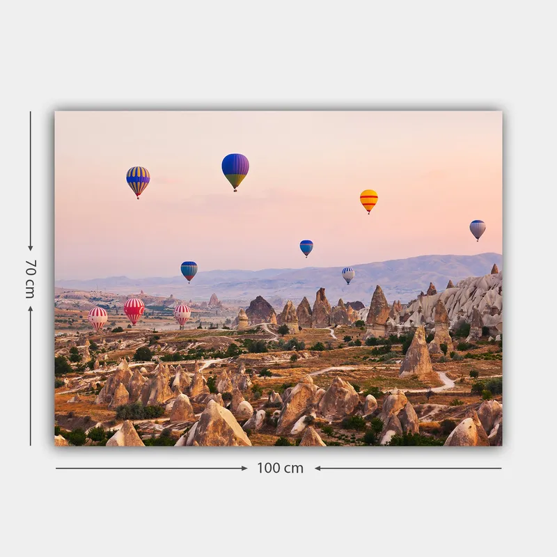 Canvastavla 70x100 cm - Flera färgglada luftballonger sväva över en dramatisk landskap med unika klippformationer - Blå / Röd / Orange - Inredning - Tavlor & konst - Canvastavlor