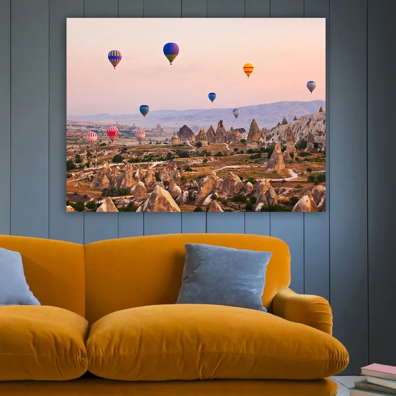 Canvastavla 70x100 cm - Flera färgglada luftballonger sväva över en dramatisk landskap med unika klippformationer - Blå / Röd / Orange - Inredning - Tavlor & konst - Canvastavlor