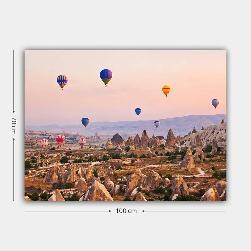 Canvastavla 70x100 cm - Flera färgglada luftballonger sväva över en dramatisk landskap med unika klippformationer - Blå / Röd / Orange - Inredning - Tavlor & konst - Canvastavlor