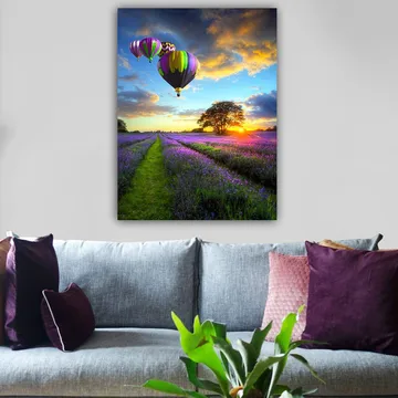Canvastavla 70x100 cm - Flera färgglada luftballonger sväva över ett lavendelfält i solnedgångens ljus - Lila / Grön / Svart - Inredning - Tavlor & konst - Canvastavlor