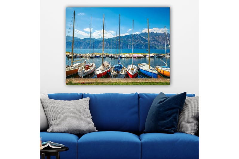 Canvastavla 70x100 cm - Flera färgglada segelbåtar vid en hamn med berg i bakgrunden - Blå / Röd / Orange - Inredning - Tavlor & konst - Canvastavlor