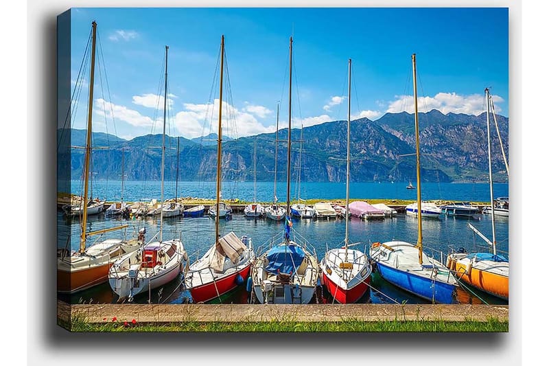 Canvastavla 70x100 cm - Flera färgglada segelbåtar vid en hamn med berg i bakgrunden - Blå / Röd / Orange - Inredning - Tavlor & konst - Canvastavlor