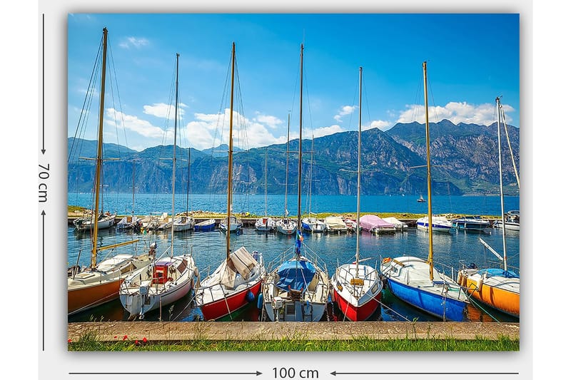 Canvastavla 70x100 cm - Flera färgglada segelbåtar vid en hamn med berg i bakgrunden - Blå / Röd / Orange - Inredning - Tavlor & konst - Canvastavlor