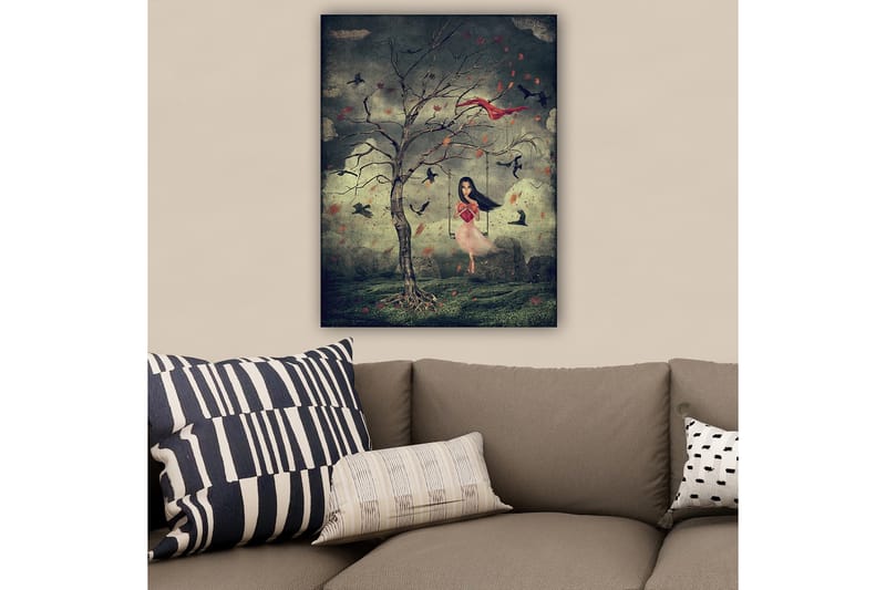 Canvastavla 70x100 cm - Flicka i en rosa klänning svänger från ett träd i en drömlik miljö med fåglar som svävar omkring henne - Mörkgrön / Röd / Rosa - Inredning - Tavlor & konst - Canvastavlor