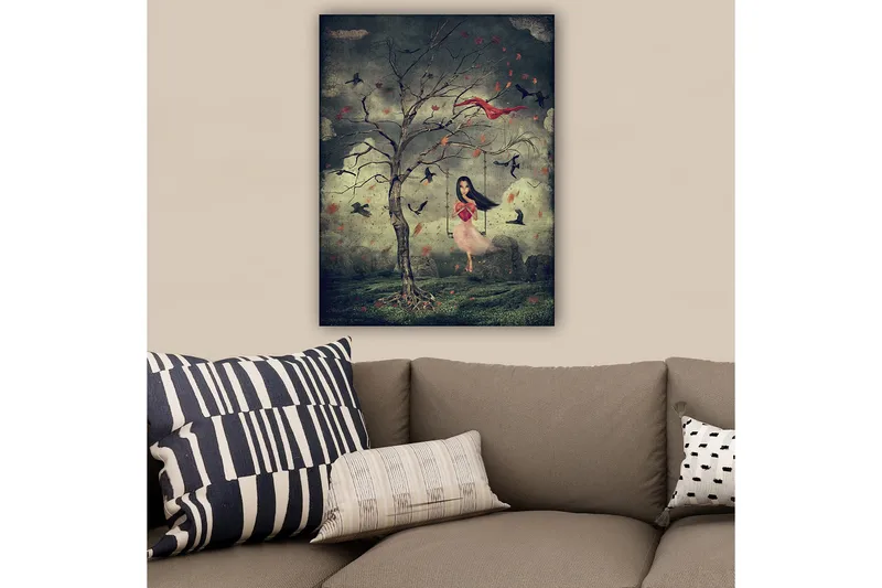 Canvastavla 70x100 cm - Flicka i en rosa klänning svänger från ett träd i en drömlik miljö med fåglar som svävar omkring henne - Mörkgrön / Röd / Rosa - Inredning - Tavlor & konst - Canvastavlor