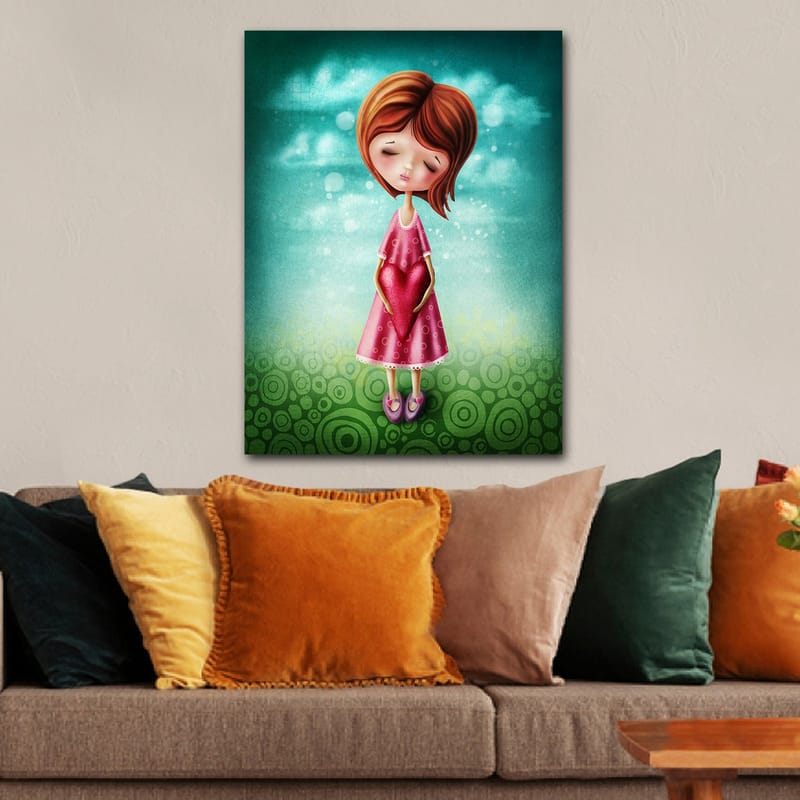Canvastavla 70x100 cm - Flicka som håller ett stort rött hjärta framför sig, klädd i en rosa klänning - Rosa / Röd / Grön - Inredning - Tavlor & konst - Canvastavlor
