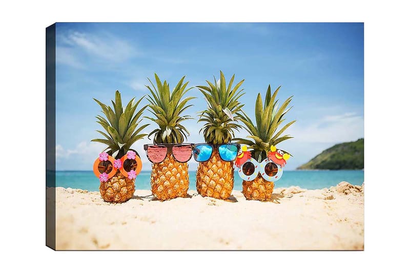 Canvastavla 70x100 cm - Fyra ananaser med solglasögon och dekorationer på en strand - Gul / Grön / Rosa - Inredning - Tavlor & konst - Canvastavlor