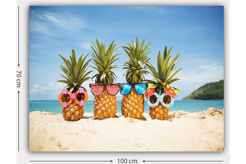 Canvastavla 70x100 cm - Fyra ananaser med solglasögon och dekorationer på en strand - Gul / Grön / Rosa - Inredning - Tavlor & konst - Canvastavlor