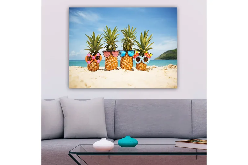 Canvastavla 70x100 cm - Fyra ananaser med solglasögon och dekorationer på en strand - Gul / Grön / Rosa - Inredning - Tavlor & konst - Canvastavlor