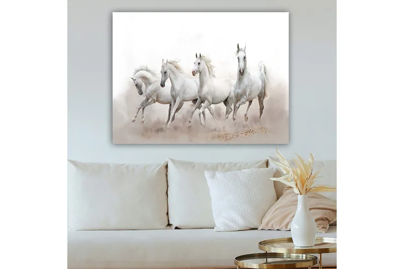 Canvastavla 70x100 cm - Fyra vita hästar som galopperar framåt i en dimmig miljö - Vit / Ljusgrå - Inredning - Tavlor & konst - Canvastavlor