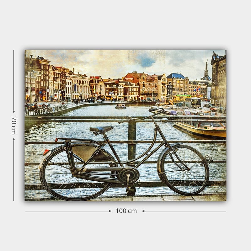 Canvastavla 70x100 cm - Gammal cykel som står lutad mot en räcke vid en kanal med pittoreska byggnader i bakgrunden - Svart / Grå / Brun - Inredning - Tavlor & konst - Canvastavlor