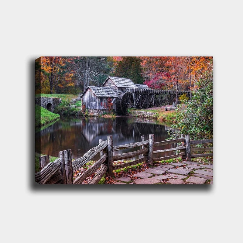 Canvastavla 70x100 cm - Gammal kvarn vid en spegelblanka sjö omgiven av höstfärger, Röd / Grön / Brun