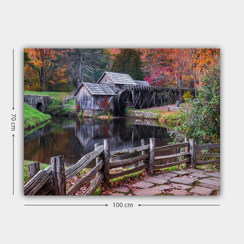Canvastavla 70x100 cm - Gammal kvarn vid en spegelblanka sjö omgiven av höstfärger - Röd / Grön / Brun - Inredning - Tavlor & konst - Canvastavlor
