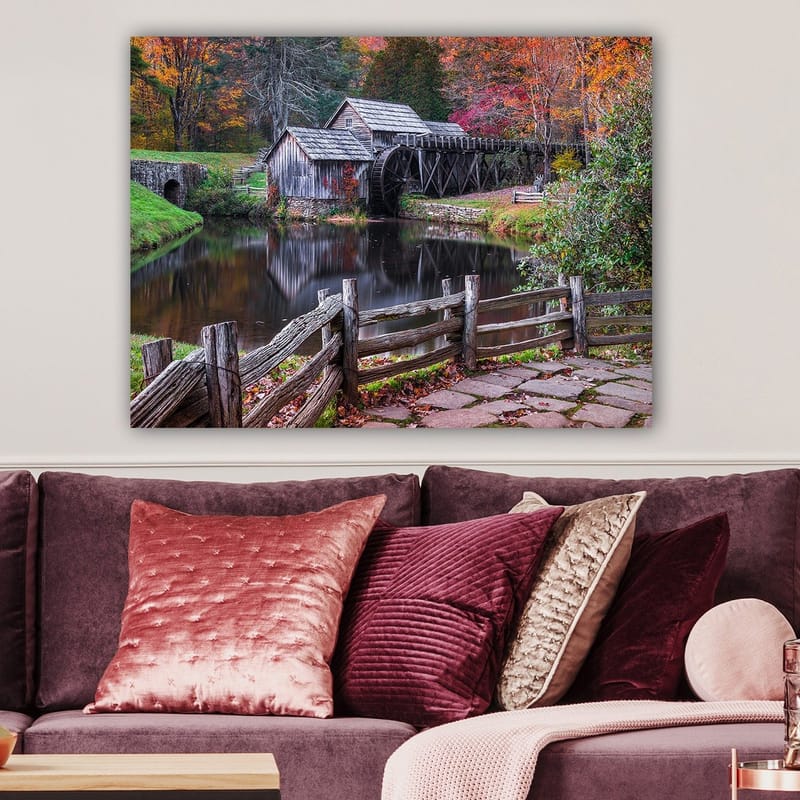 Canvastavla 70x100 cm - Gammal kvarn vid en spegelblanka sjö omgiven av höstfärger - Röd / Grön / Brun - Inredning - Tavlor & konst - Canvastavlor